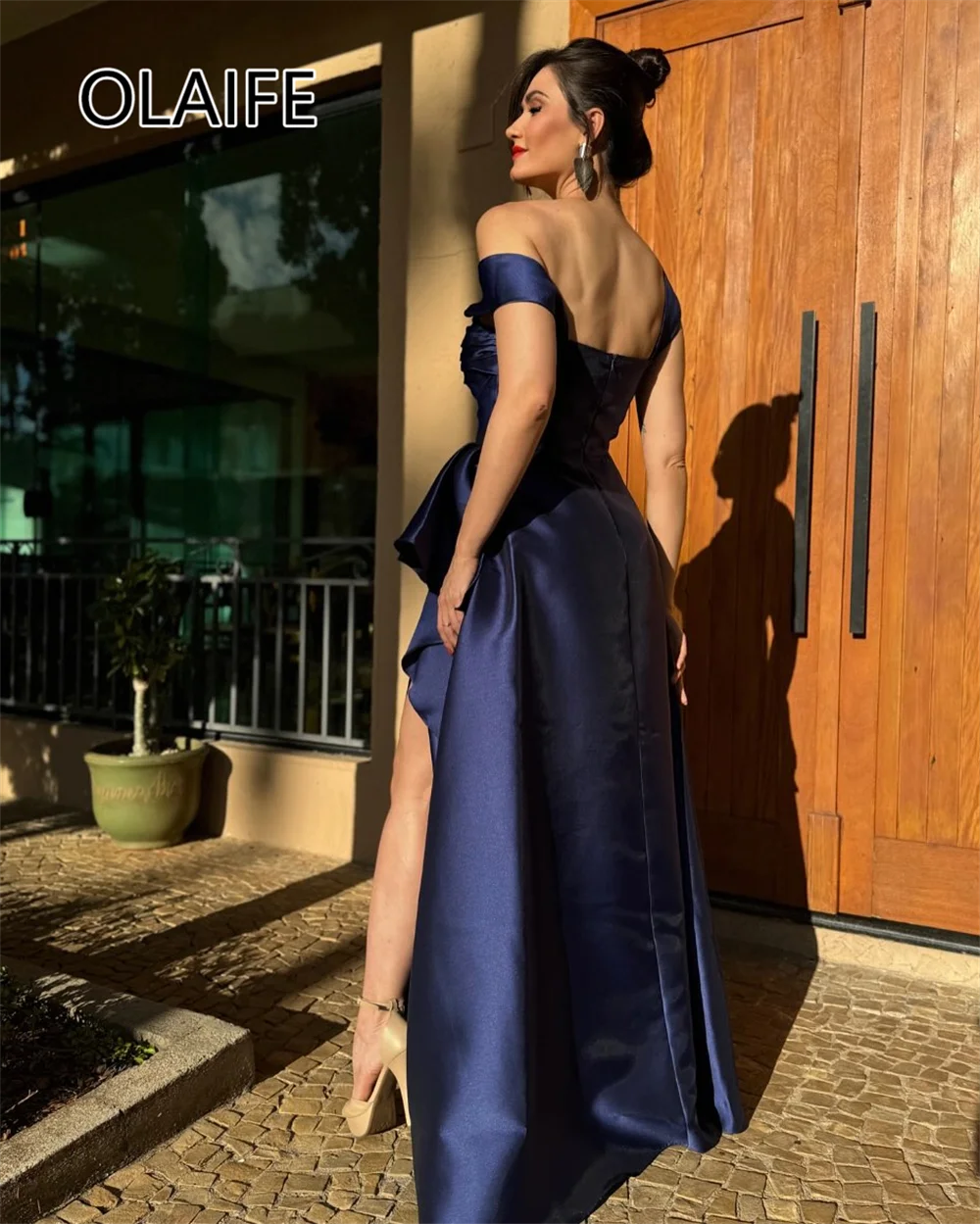 Simples fora do ombro cetim ruched formal vestido de noite sem costas fenda lateral longo sem alças baile de formatura vestido de dama de honra personalizado