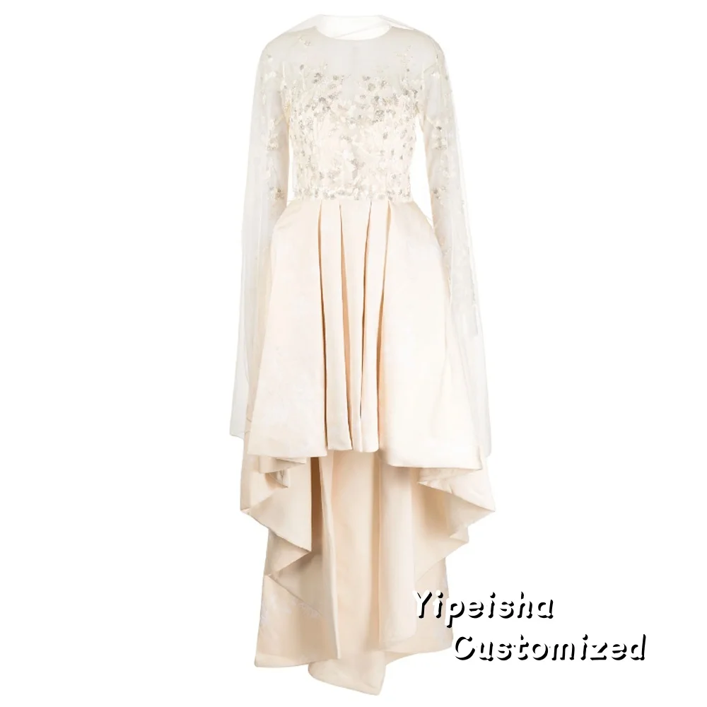 Eleganckie sukienki na studniówkę z asymetrycznym dołem, dekoltem typu O, długimi rękawami, plisami, koronkowymi aplikacjami i satynowym materiałem, idealne na formalne wieczorne przyjęcia.