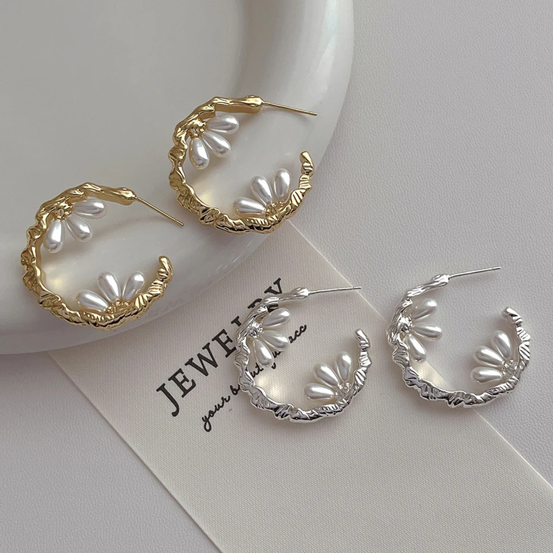 Fashionable and simple metal texture C-shaped pearl earrings for women, high-end, elegant and versatile earrings 2024