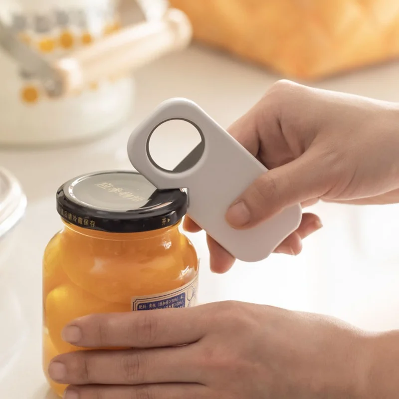 فتاحة زجاجات الصودا المغناطيسية - تلتصق على الأسطح المعدنية، وتفتح كل شيء |   مساعد مطبخ أبيض بتصميم مدمج وخفيف الوزن أيضًا