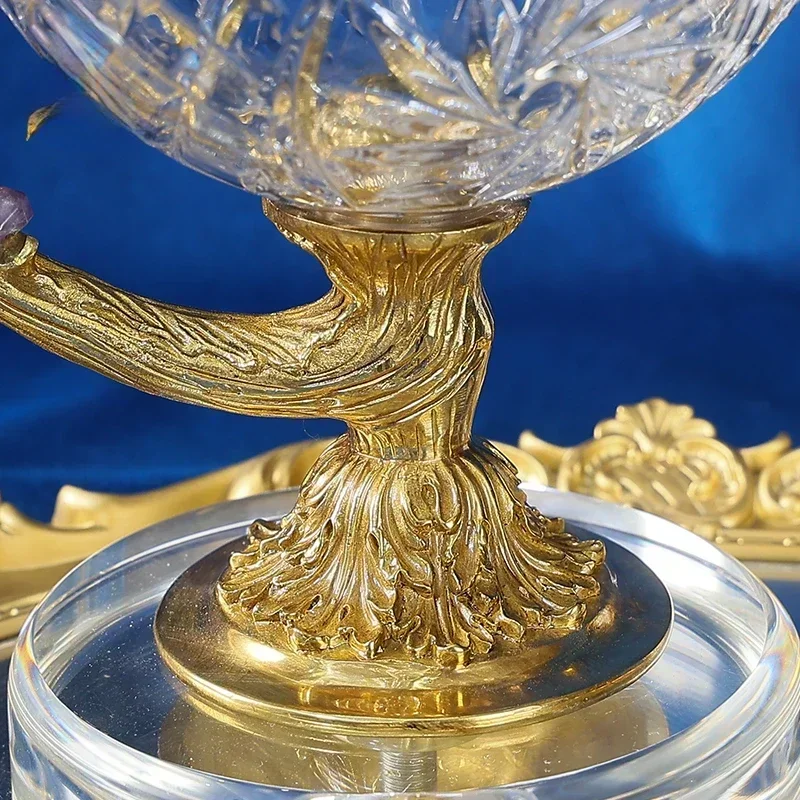 絶妙な職人技の陶磁器の台座、アンティークガラスのフルーツボウル、金色の鳥の装飾が施された高足のフルーツボウル