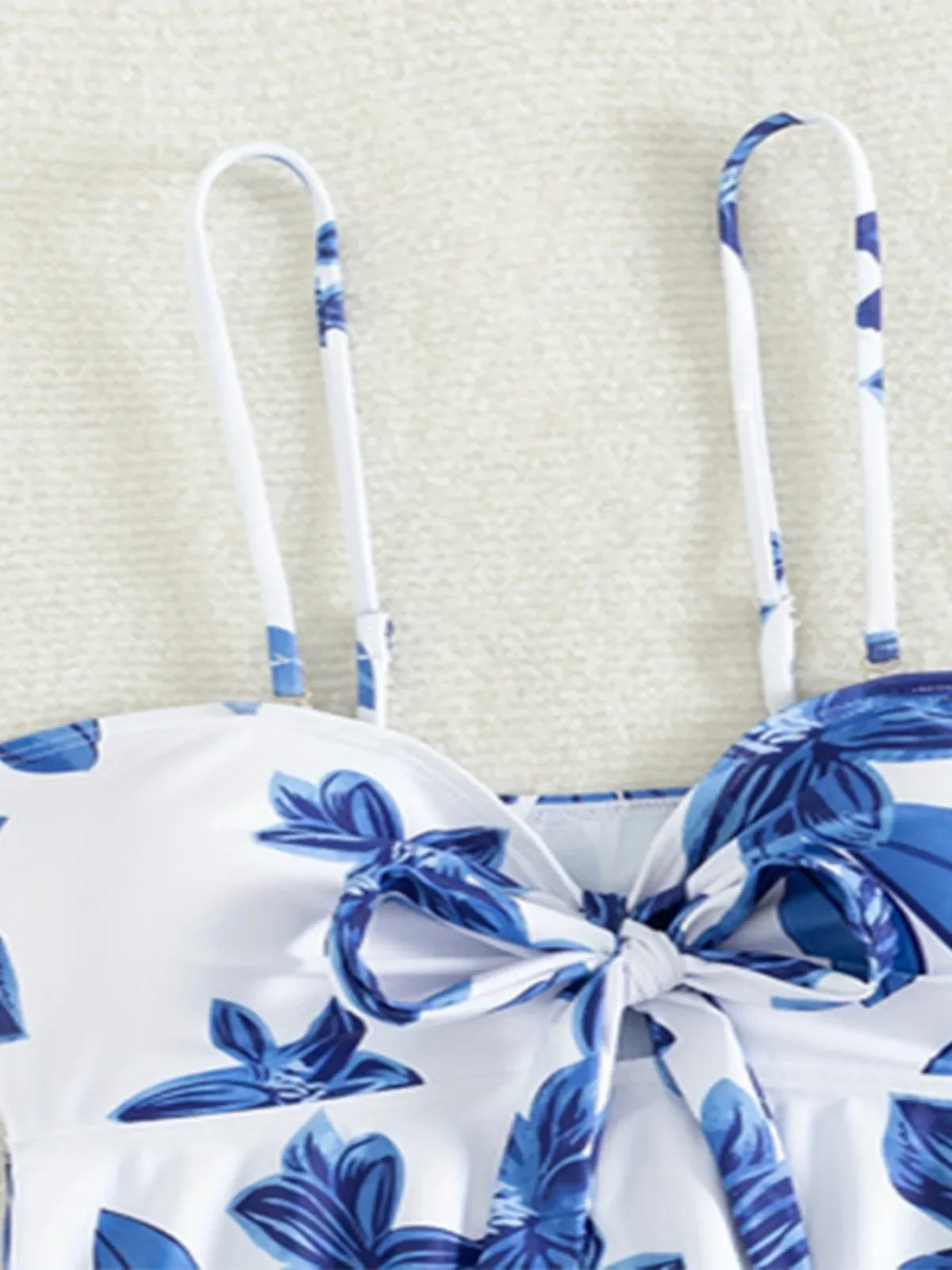 Traje de baño de 2 piezas con estampado de flores azules para mujer, novedad del 2024, conjunto de Bikini Tankini con volantes grandes, traje de baño sin espalda con tirantes y cordones con cuello en V