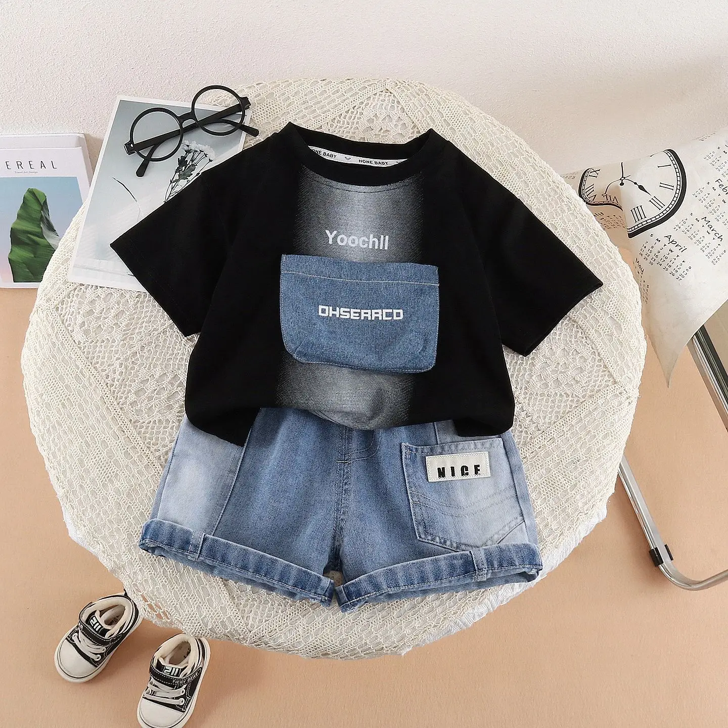 

Летние комплекты для мальчиков-малышей 2026: Новые детские повседневные футболки с коротким рукавом и шорты с нашивками-алфавитами, комплект из двух предметов, одежда для малышей