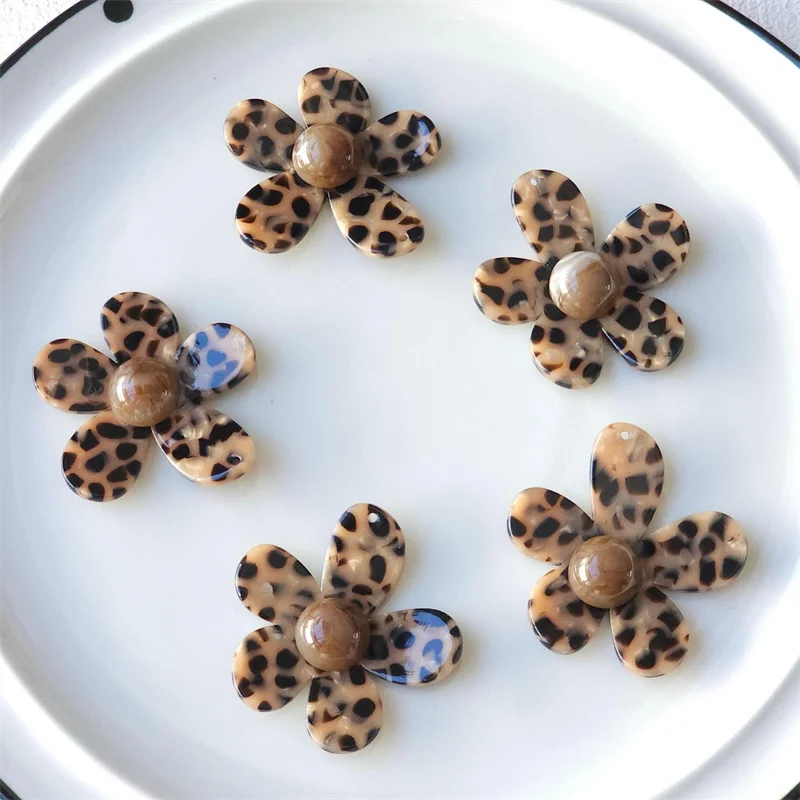 새로 도착한 30 개/몫 컬러 레오파드 패턴 인쇄 만화 꽃 모양 아크릴 비즈 diy 쥬얼리 의류 헤어 액세서리