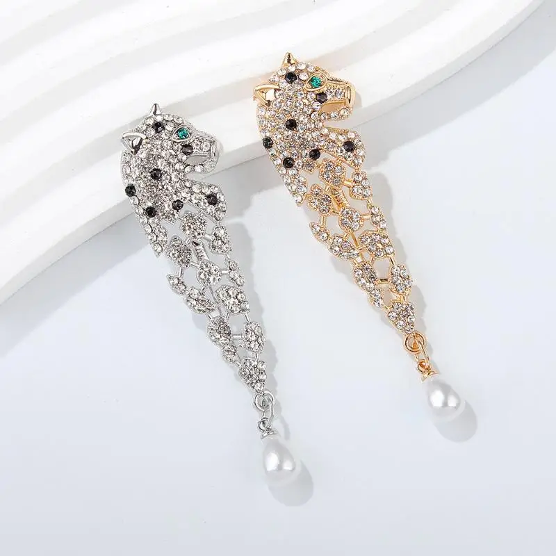 Glänzende Strass-Leoparden-Brosche mit hängendem Perlenanhänger in zwei Farben für Hochzeit, Bankett, Party und Alltag. – Detail 2