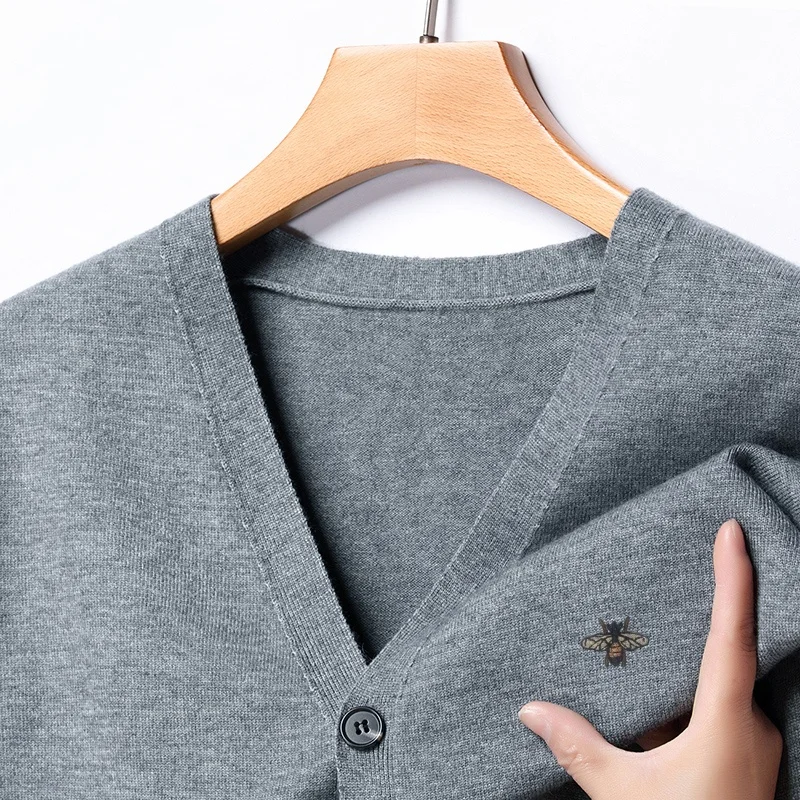 

Hot Selling High-Quality Men's Knitted Cardigan New Arrival V-Neck Soft Elastic Bee Print Coat Autumn Winter Versatile Menswear