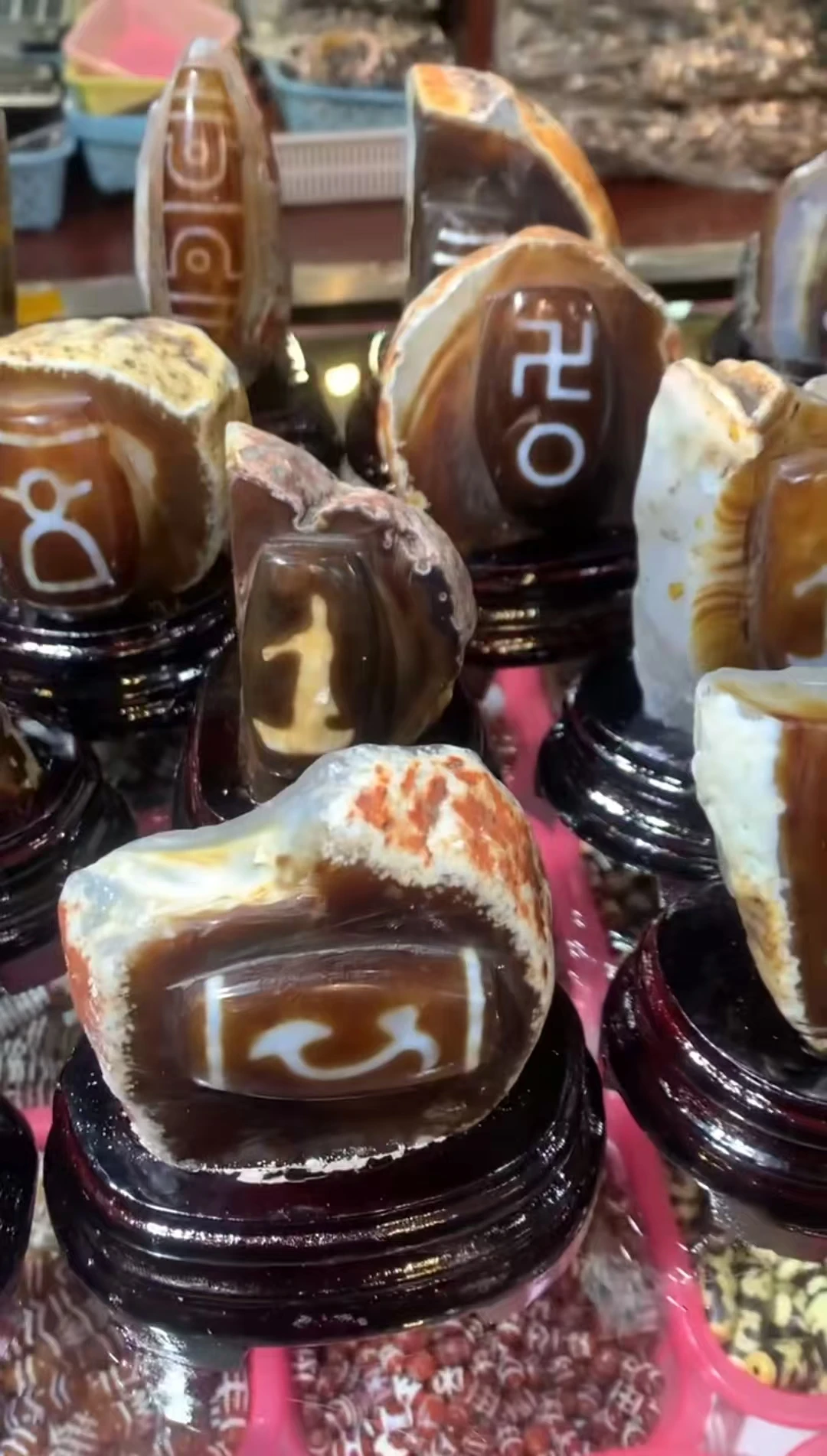 

10 шт./лот, орнамент фэншуй, мощный китайский амулет, различные тотемы, коллекция бусин с деревянной подставкой, высокое качество