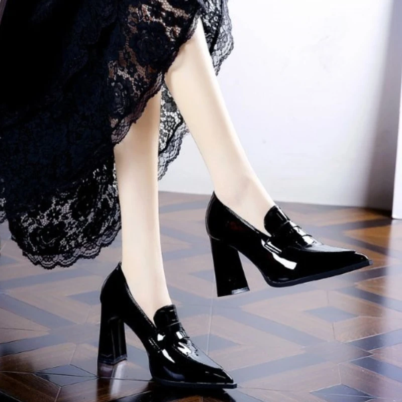 

2025 Новая модная обувь на высоком каблуке, водонепроницаемая модная женская обувь на платформе из лакированной кожи высокого качества