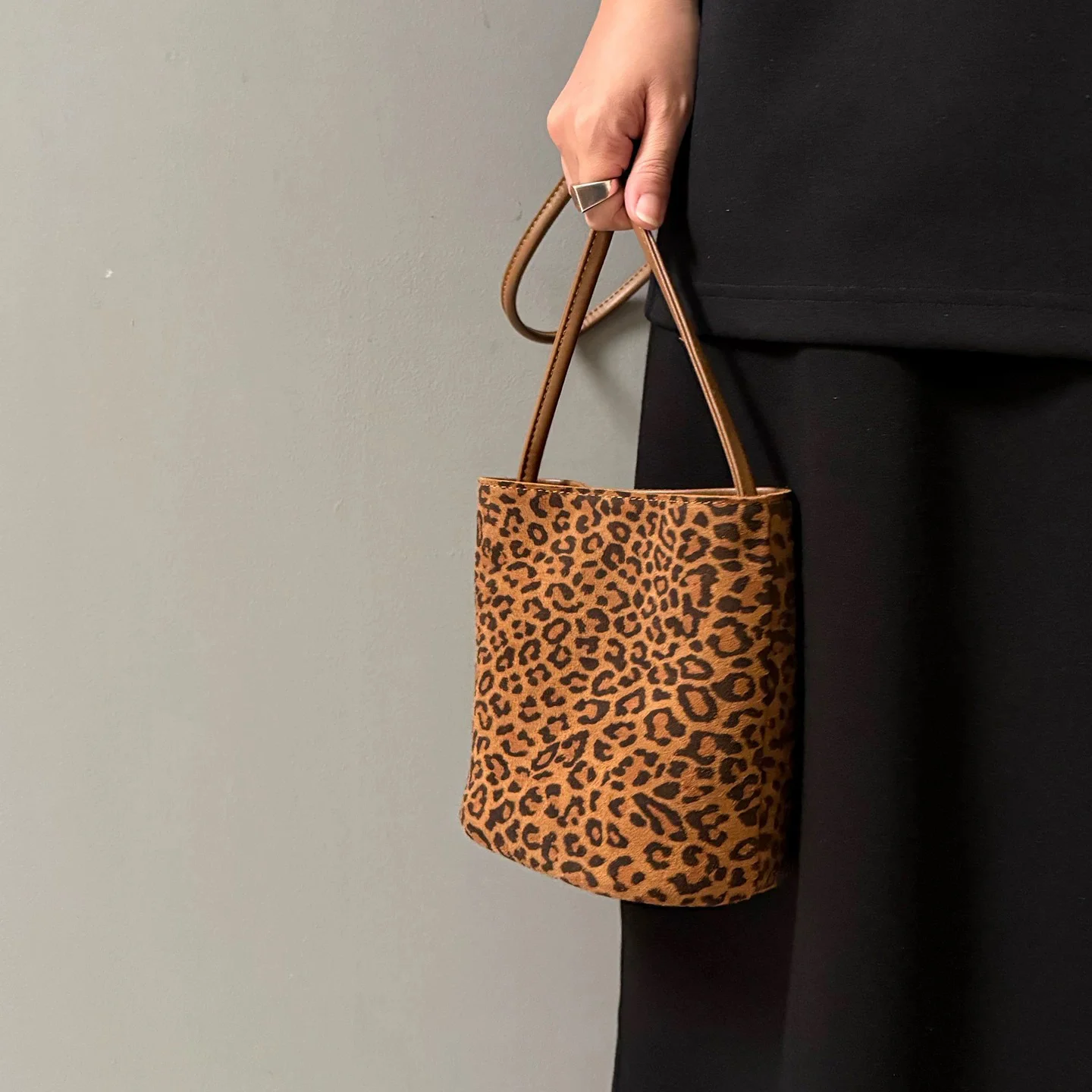 

Retro genuine leather crossbody bucket bag 2025 new fashion wild leopard print matte cowhide niche women's shoulder bag