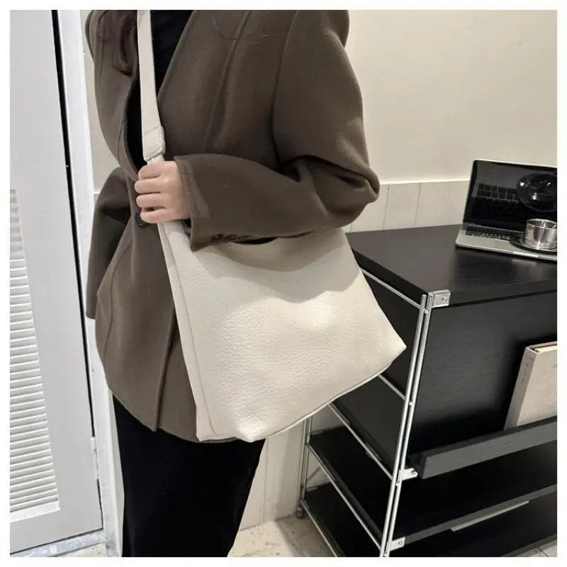 

2024 Women's New Versatile Dumpling Bun Fashion Trend Shoulder Bag Large Capacity Commuter Crossbody Bag High end Design