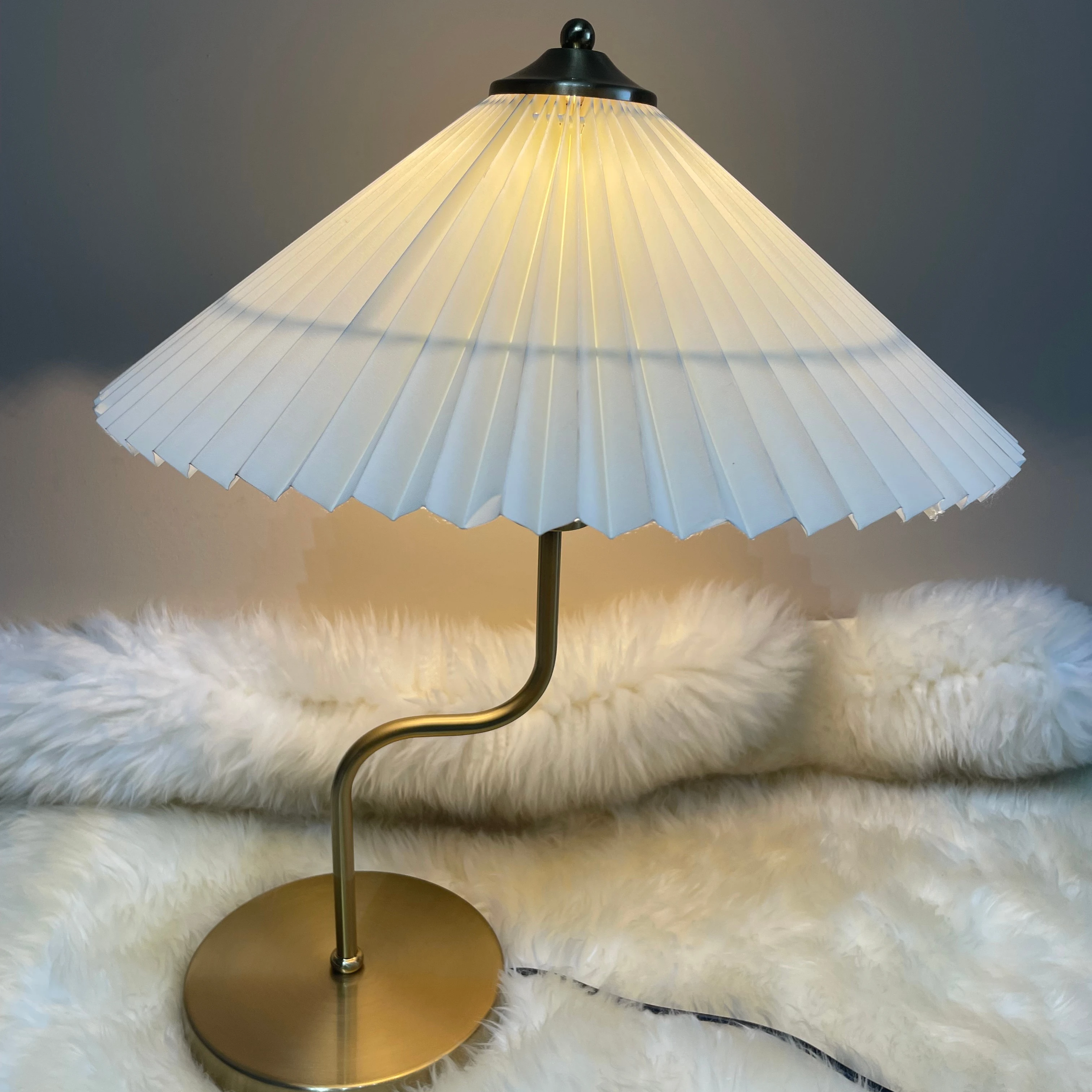 

Contemporary Simple European Retro Style Metal Bedside Table Lamp Creative Antique Hotel Reading Desk Lamp