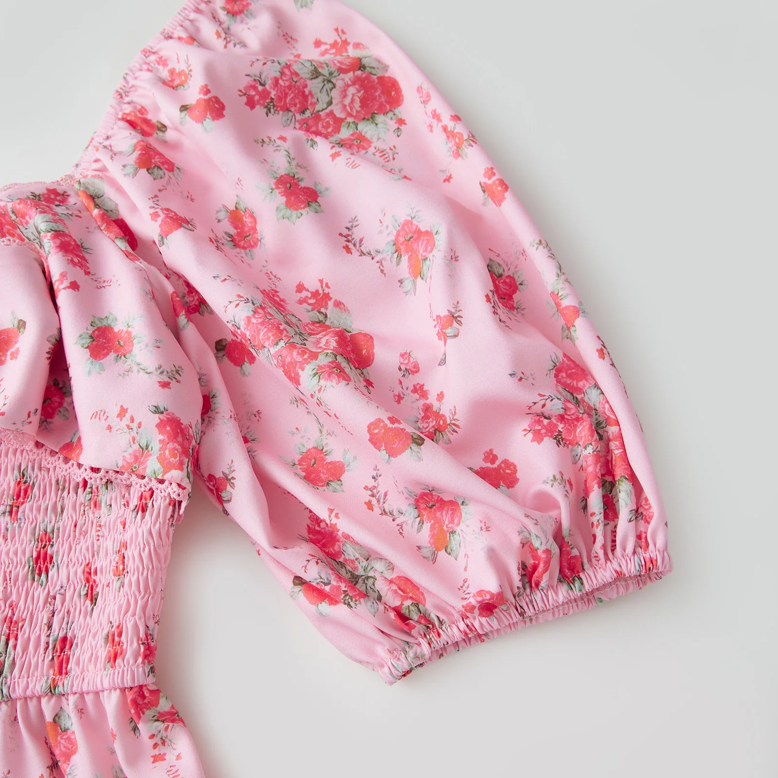 فستان نسائي قصير الأكمام على شكل حرف a لعام 2025 فستان صيفي غير رسمي مطبوع عليه زهور ورقبة مربعة وفيونكة كبيرة للحفلات لملابس الشارع الكوكتيل