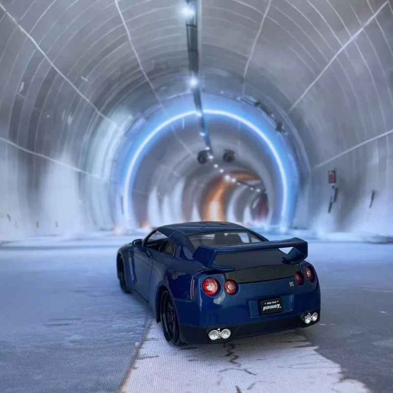 JADA 1:24 Nissan GTR R35 Paul Toy Alloy Car Diecasts & Toy Vehicles Car Model Miniature Scale Model Car Toys For Children