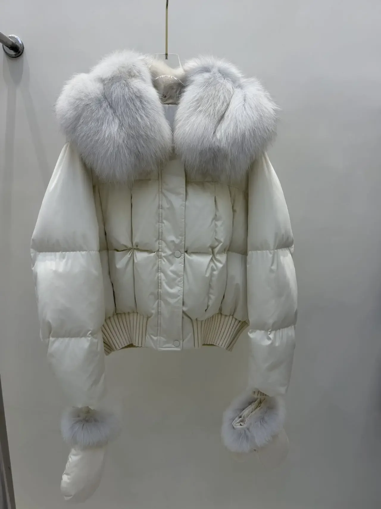 OFTBUY Winterjacke für Damen mit echtem Fuchspelzkragen, abnehmbaren Pelzhandschuhen, einfarbig, kurz geschnitten, Bomber-Stil, Entendaunen – Detail 6