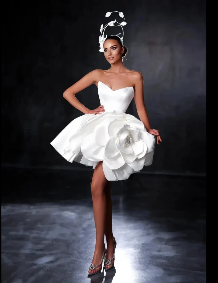 Trendy 2024 Bridal Dress White Short Wedding Gown with Handmade 3D Big Flower Beaded Satin Chic Bridal Party Dresses Event Gowns