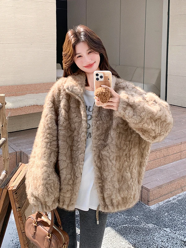 Damska kurtka z ciepłego futra jagnięcego, nowoczesny, luźny krój, zapinana na zamek, stójka, płaszcz ze skóry ekologicznej i futra.