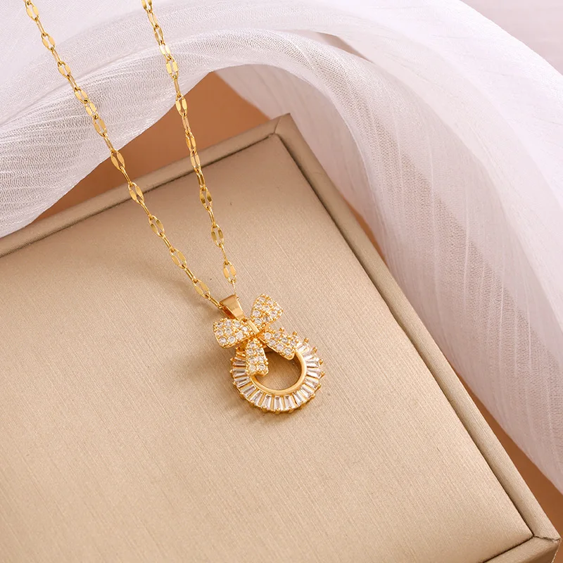 Świeży i słodki naszyjnik z zawieszką w kształcie kokardki z błyszczącym diamentem i cyrkonią