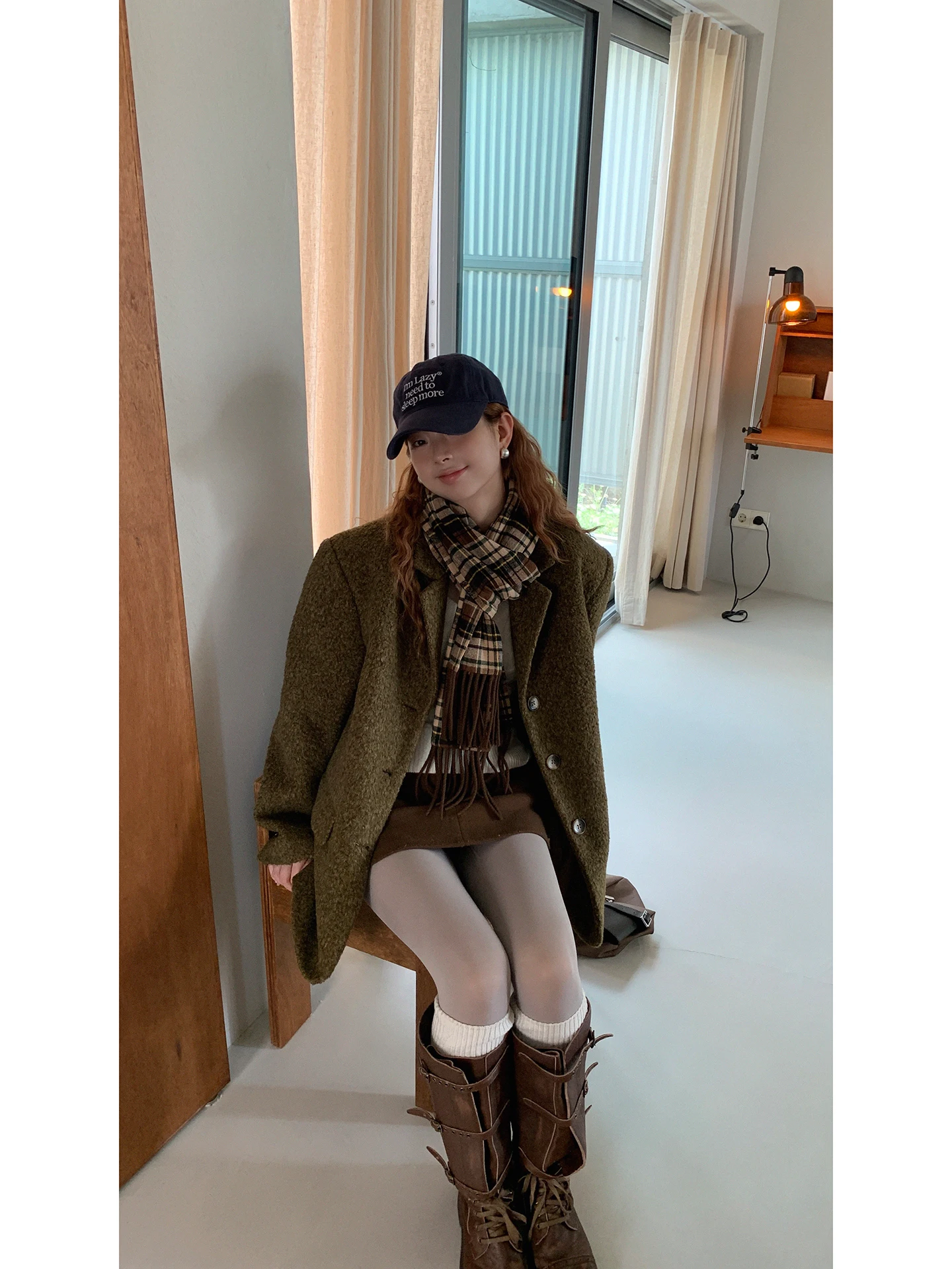 وشاح نسائي أحمر بأسلوب المشاهير، موديل 2025 الجديد لفصل الشتاء، اتجاه كوري أنيق، وشاح متعدد الاستخدامات بنمط مربعات بلون الكر...