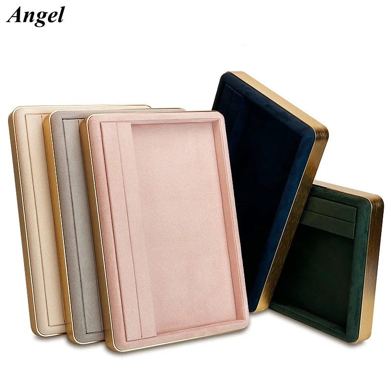 

Роскошный металлический поднос для выбора ювелирных изделий с закругленными краями. Элегантный органайзер для дисплея и хранения колец, ожерелий, браслетов.