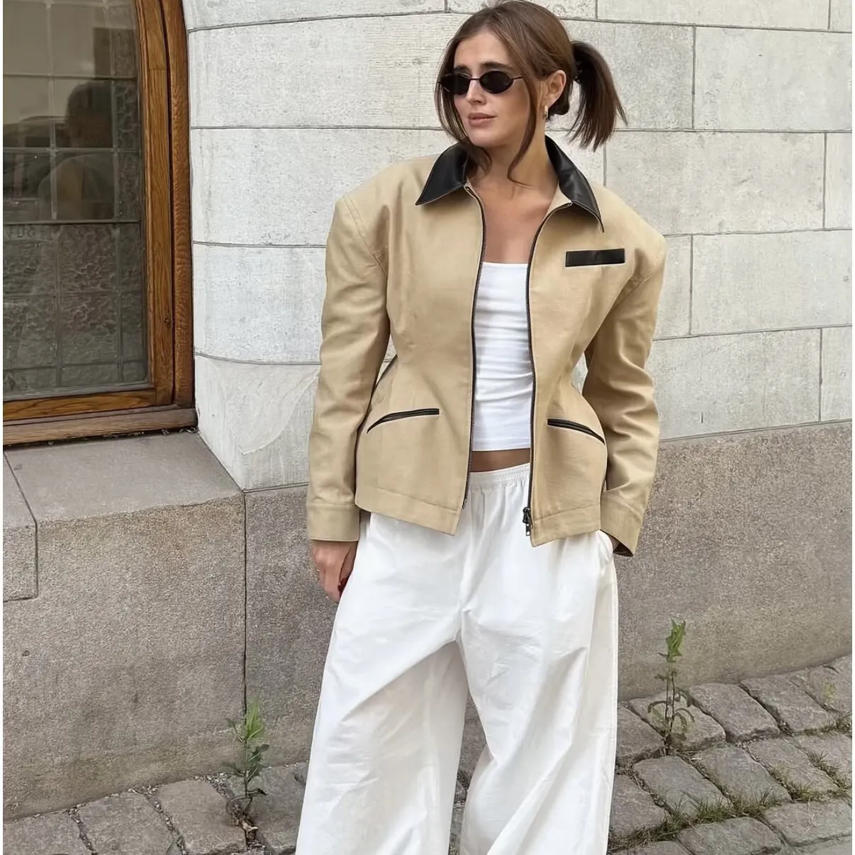 ファッショナブルなジッパーレザートリムスリムフィットジャケットアウターウェア女性用多用途スタイリッシュなフレンチスタイルポリエステル繊維コート