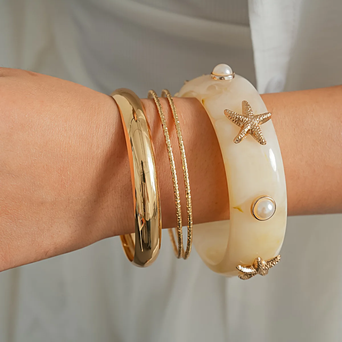 HUANZHI Vintage Vacation 4pcs Imitation Pearl Resin Starfish Conch Resin Bracelet Set Bohemian Stack Wear Cuff Bangle Jewelry