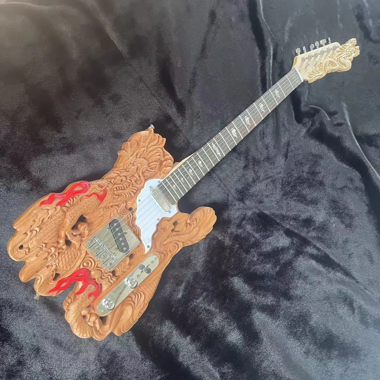 Guitar 6-string dragon shaped carved electric guitar, with a natural wood color body and chrome plated accessories. Real factory