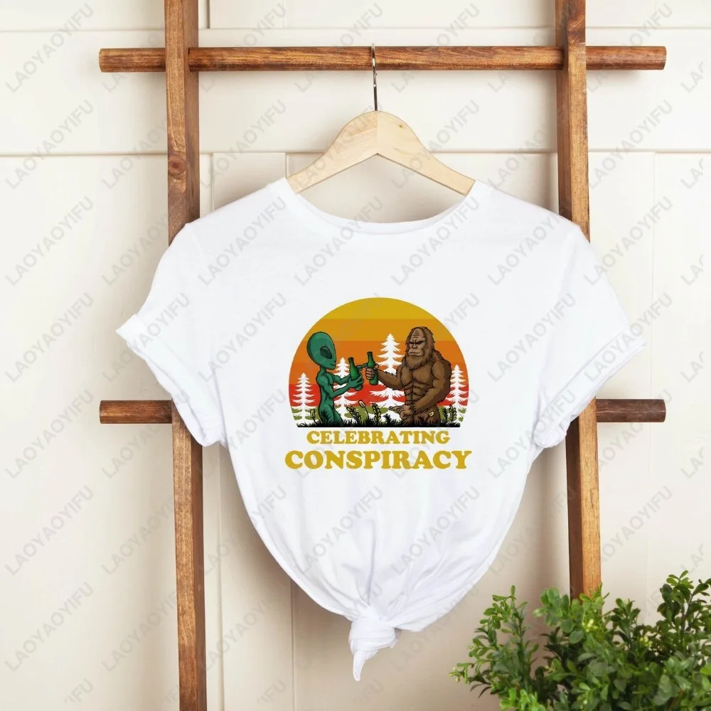 Funny Bigfoot and Alien Celebrating Conspiracy Tshirt Casual Fashion Loose Harajuku Man Clothing Hip Hop Punk Women Streetwear