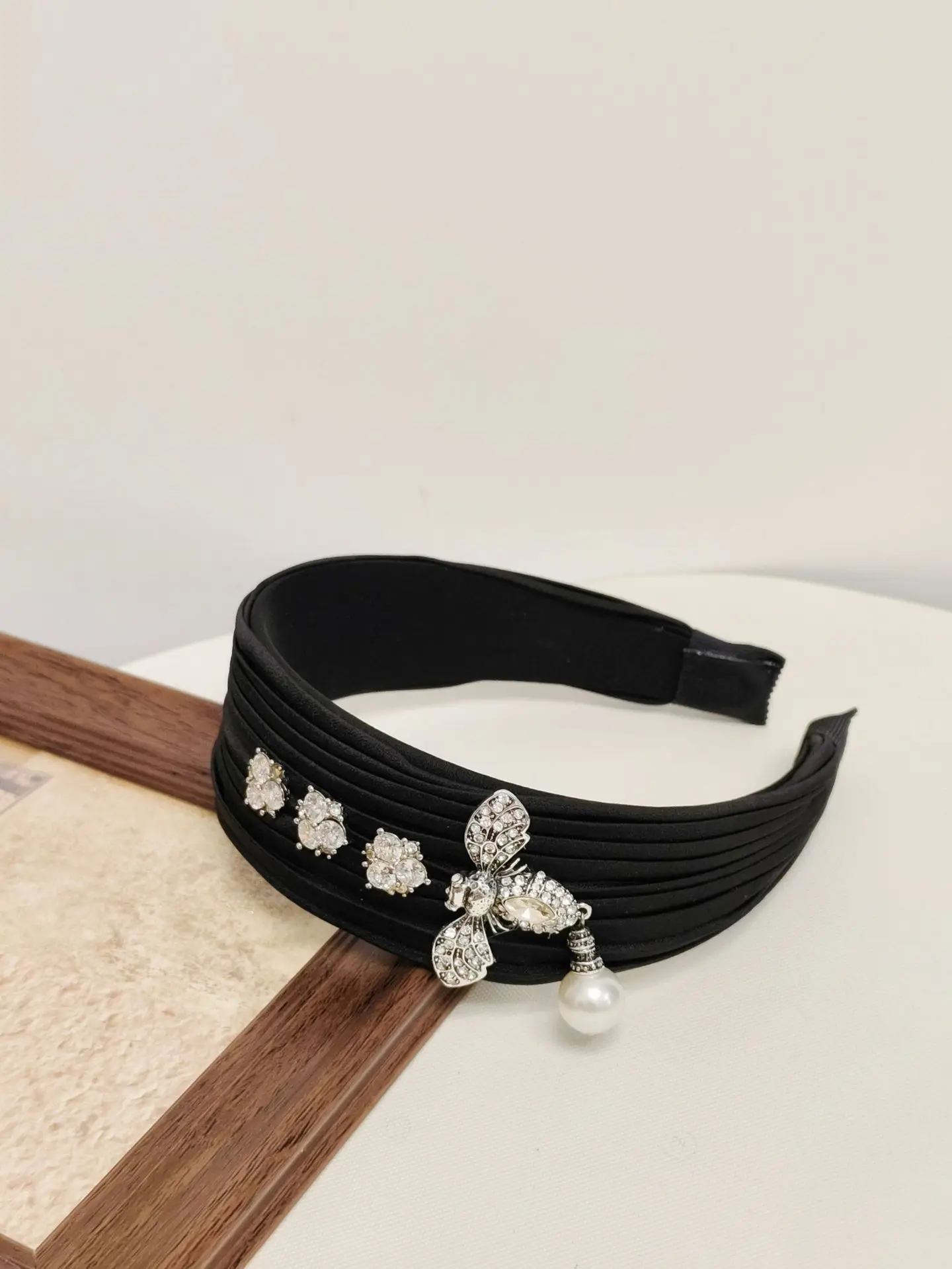 Fascia per capelli a forma di ape con strass vintage pieghettata di fascia alta in stile coreano Accessorio per capelli versatile squisito di lusso semplice