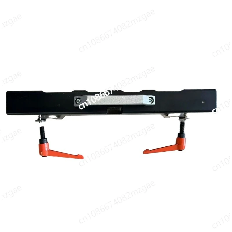 

Док-устройство с магнитным направляющим элеватором, оснащенное инструментами для обслуживания и противовесами.