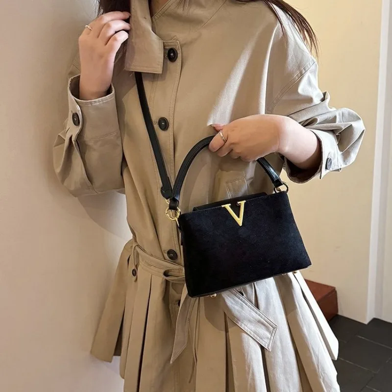 

Elegant Glamorous Tote Bag Office Commuting Daily Work Business Meeting Exquisite Portable Trendy Sleek Sophisticated Chic