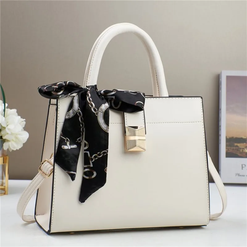 

Стильная и функциональная дизайнерская сумка для подгузников для женщин, роскошная кожаная сумка-тоут, элегантная сумка через плечо, стильная и умная.