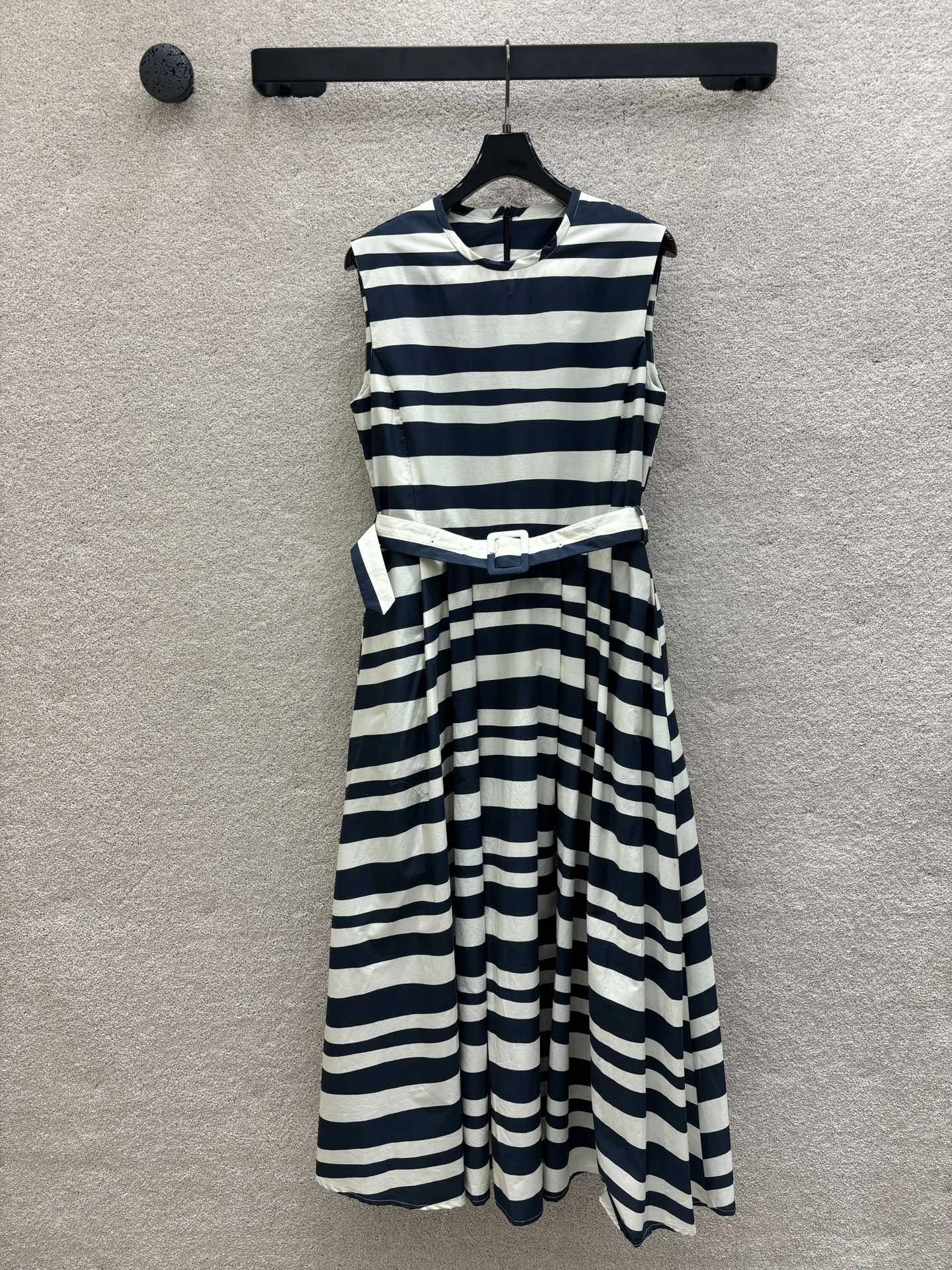 

Women's ClothingNew color contrast striped sleeveless dress for spring/summer 5.16