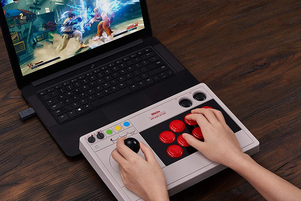 8BitDo Arcade Stick Tri-Mode Bluetooth 2.4G USB-C Kabelgebunden 8 Tasten Fighting Joystick Controller Makro Turbo Wiederaufladbar Ultimate – Detail 4