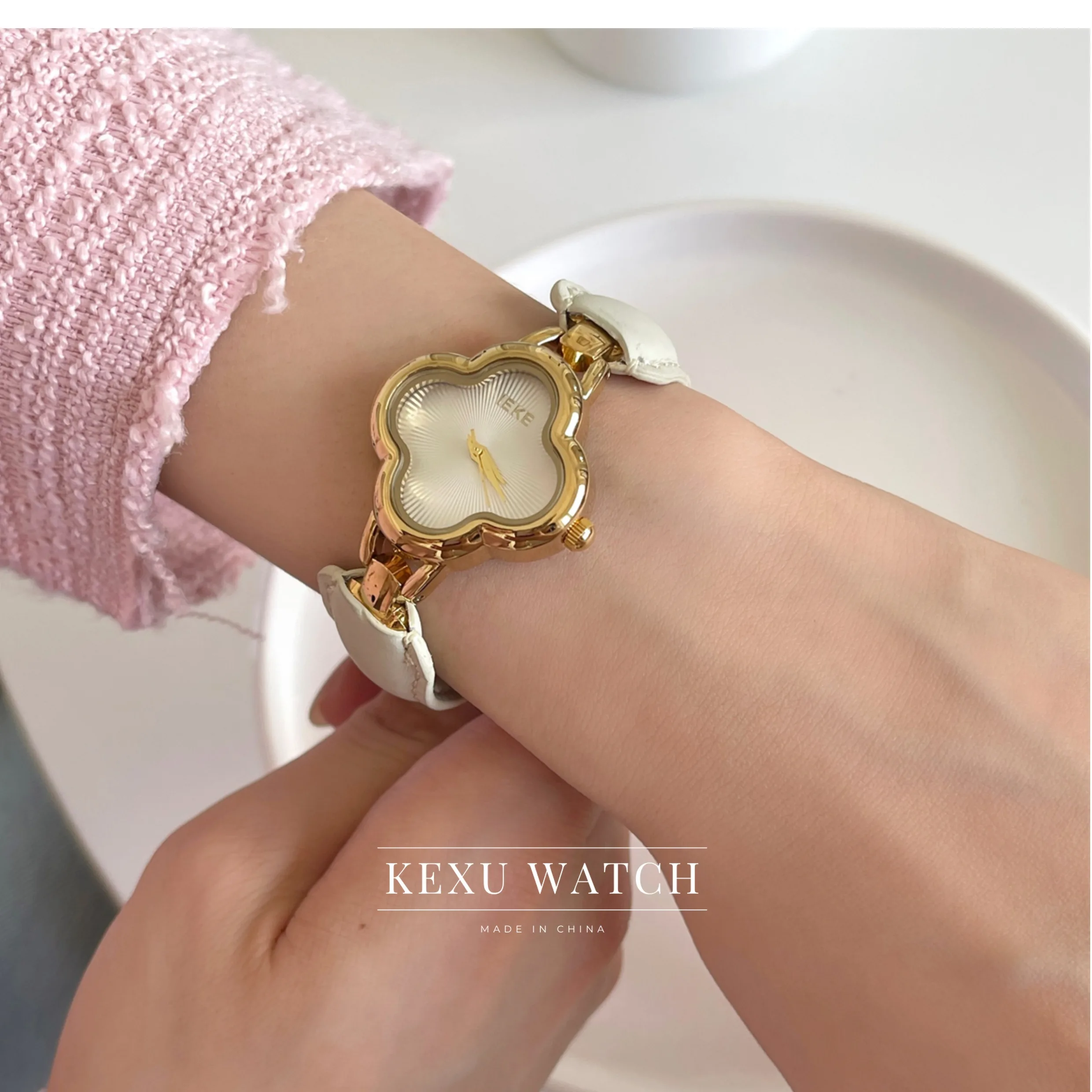 ساعة IEKE ساعة وجه مستوحاة من الطراز البرسيم للنساء، ساعة يد كوارتز أنيقة بمينا أزرق/ذهبي/رمادي/أبيض للسيدات