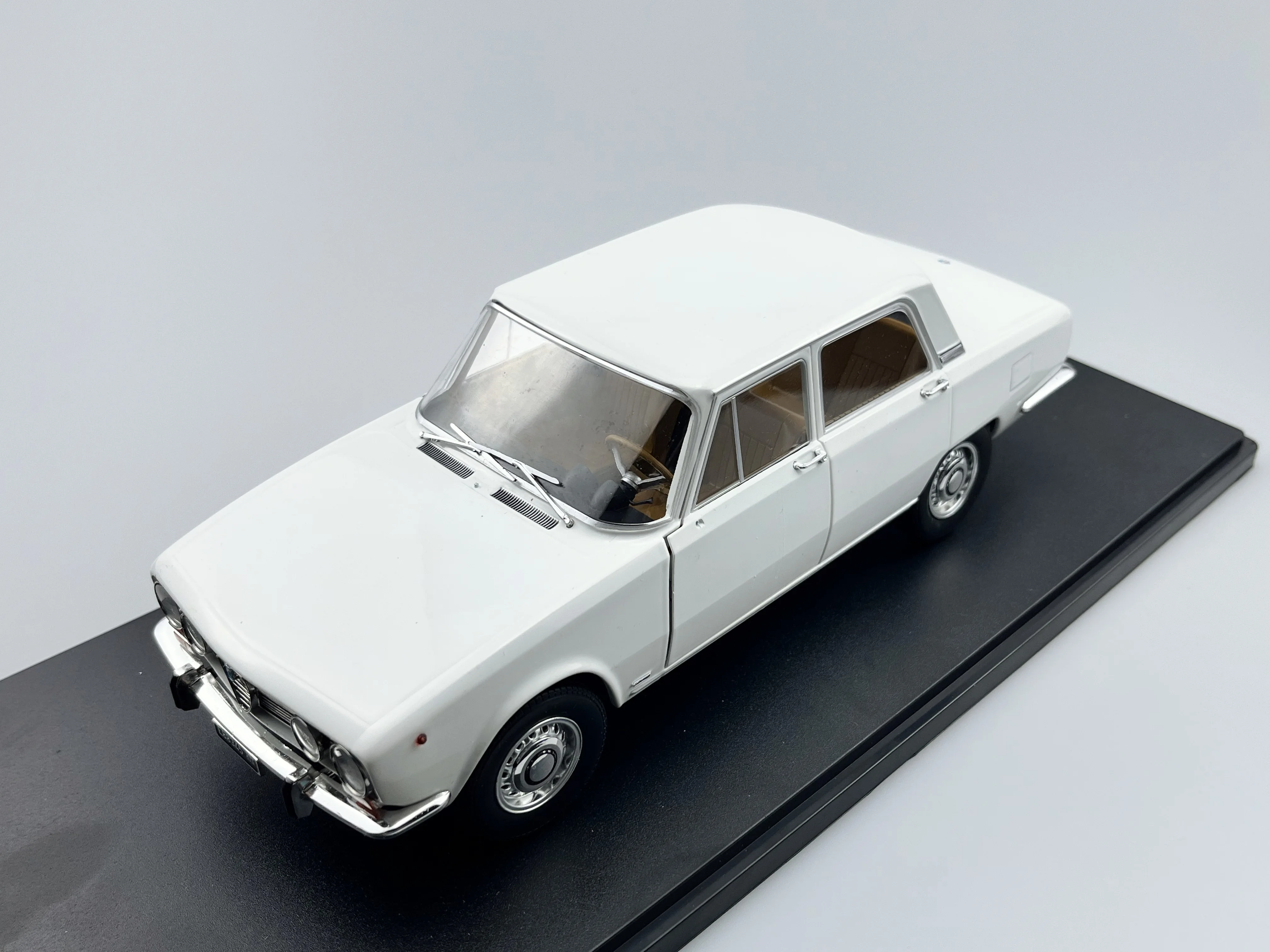 Diecast escala 1:18 mitica alfa romeo alfita belina 2000l liga modelo de carro brinquedo colecionável presente lembrança exibição ornamento