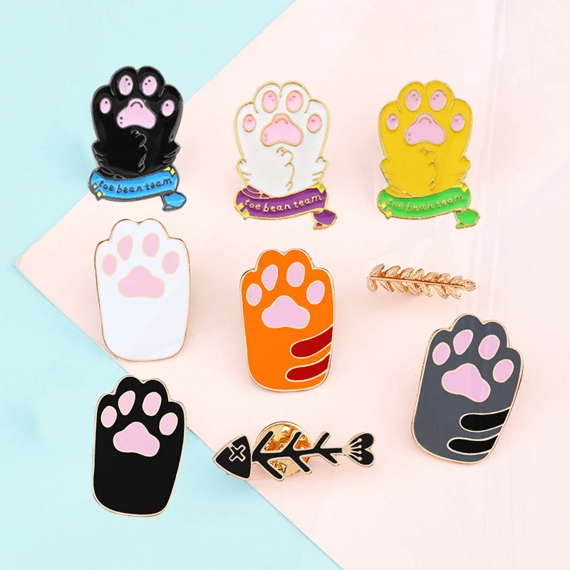 Cute Cartoon Cat Colorido Pé Broche, Lapel Pins para Mulheres, Emblemas, Pins para Roupas, Acessórios de Mochila, Jóias Acrílicas, 1pc