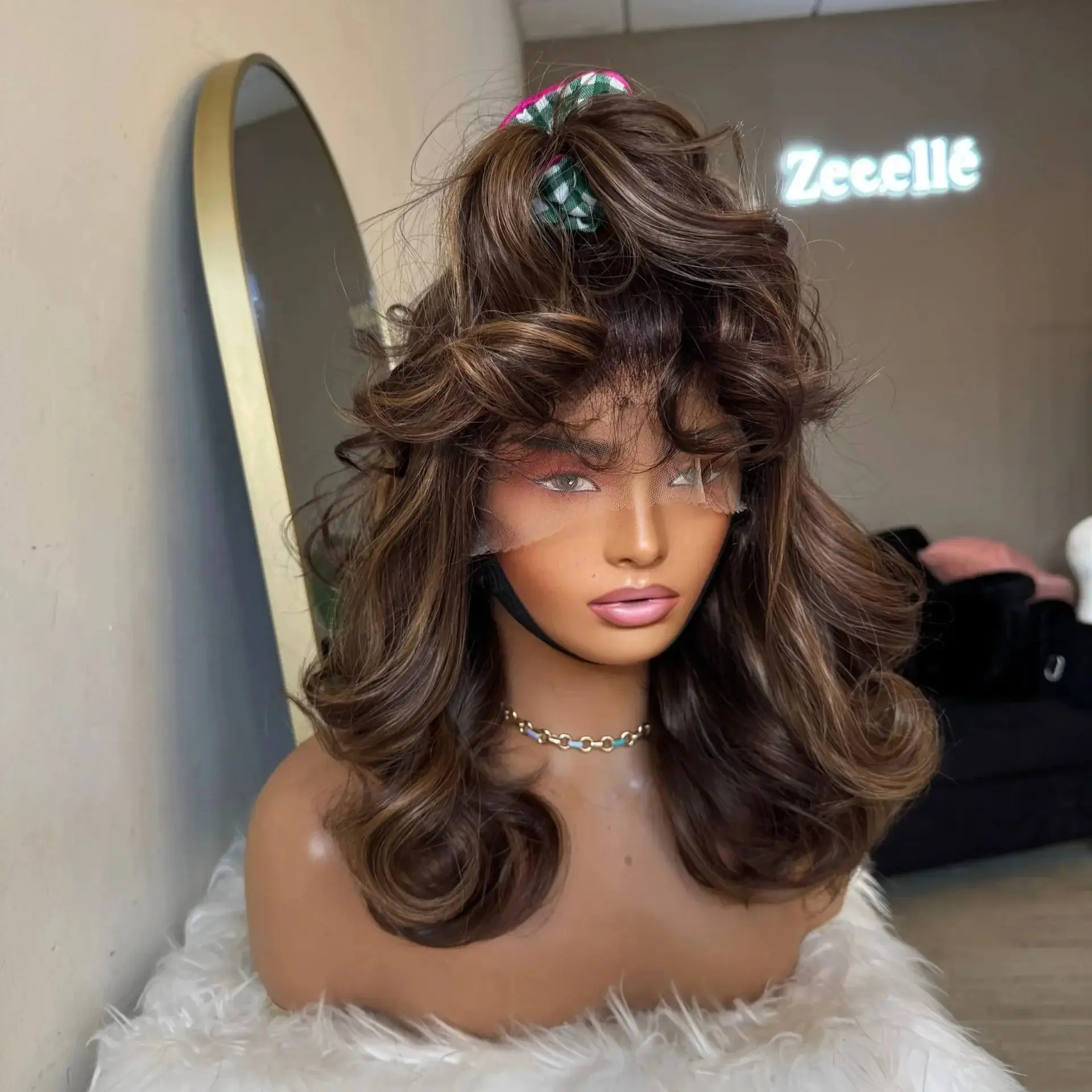 

13x4 Бесплатная часть Ombre Brunette Brown с бликами HD Невидимый синтетический парик Бесклеевые предварительно выщипанные волосы Объемная волна Полные парики