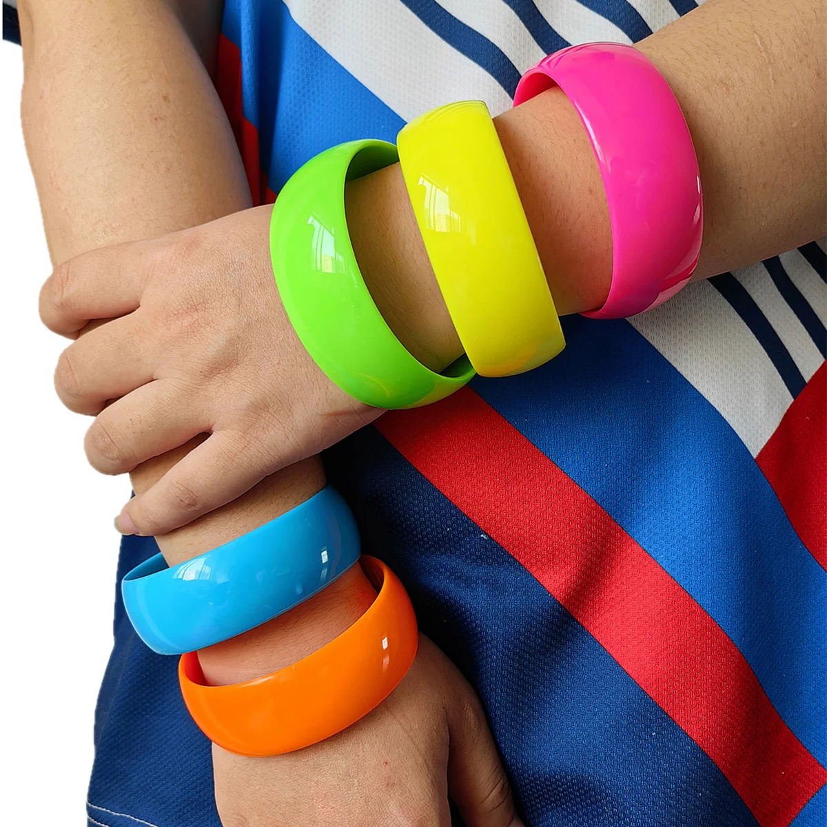 Brazalete grueso acrílico redondo de Color fluorescente para mujer, pulseras apilables anchas de resina exagerada, joyería para pareja, regalos populares