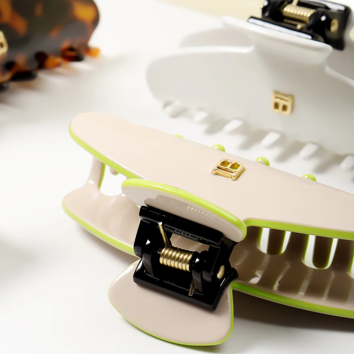 قطعة واحدة من مشبك خلات الفرنسي القديم بأحرف إنجليزية على الوجهين، لوحة رياح لطيفة، الجزء الخلفي من الرأس، زخرفة شعر بمشبك سمك القرش #5