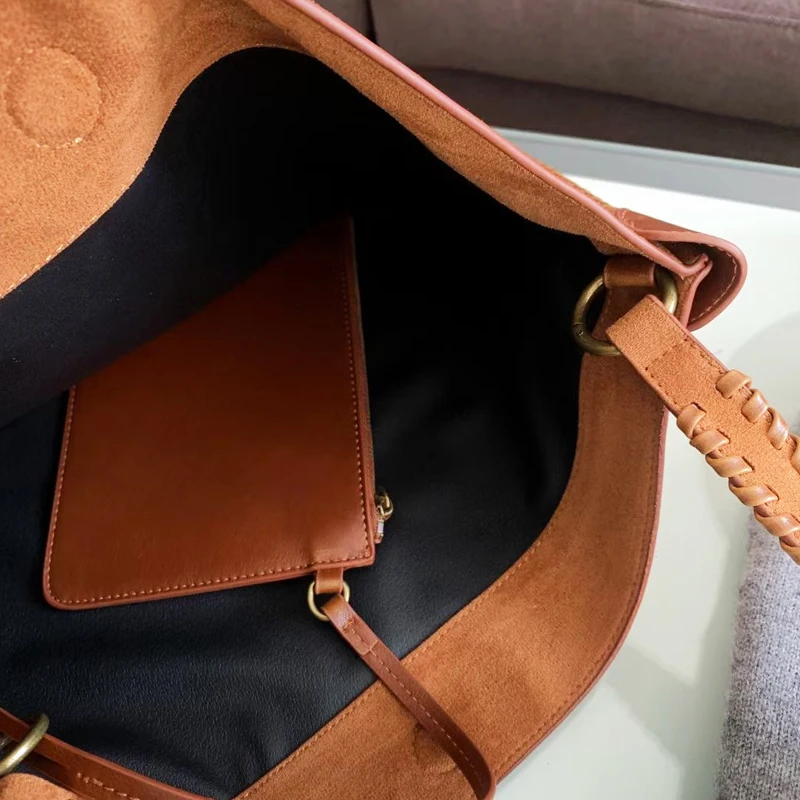 Sacs à main demi-lune vintage pour femmes Sacs à main et sacs à main de créateurs de luxe 2024 Nouveau en faux daim avec bordure tressée croisée avec poche pour carte Sac à bandoulière mince sous les bras