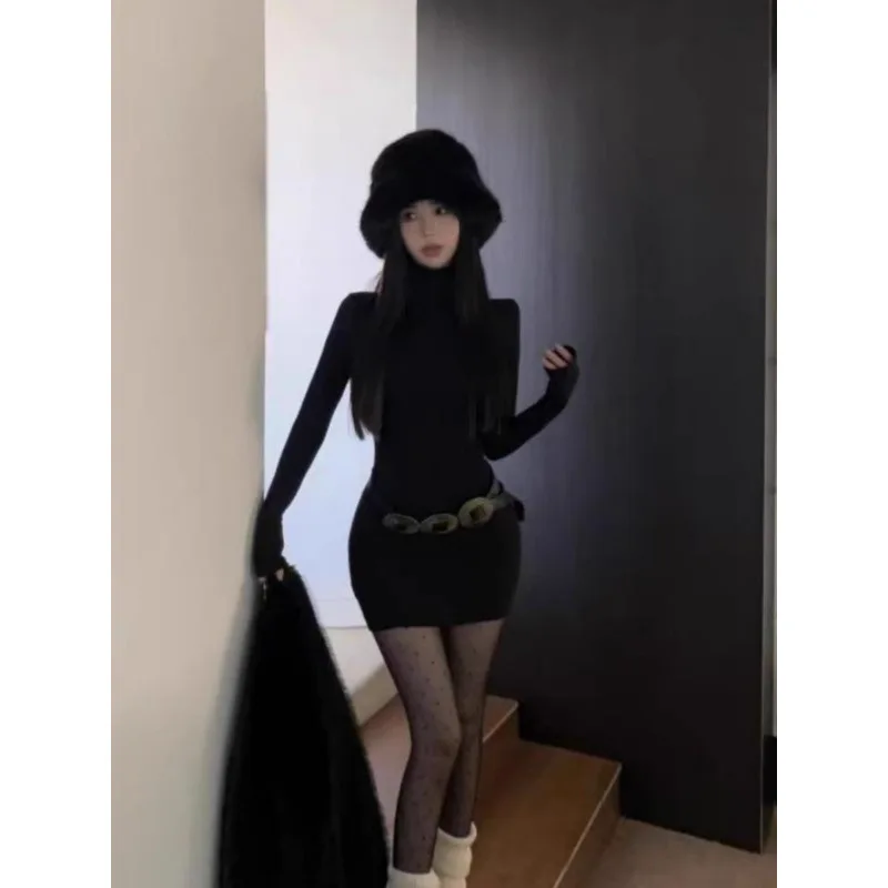 Vestido preto semi-alto com gola para mulheres, outono 2026, novo, elegante, puro, sexy, com saia curta que abraça as saias de camada base