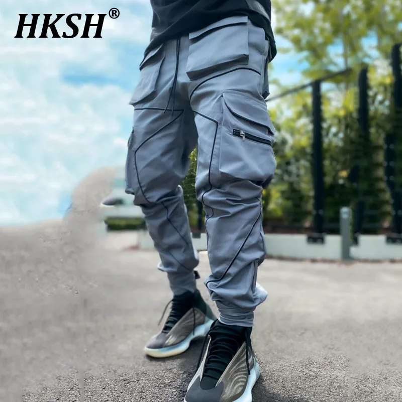 

HKSH Spring Autumn New Men's Tide Casual Cargo Pants Leggings Straight American Fashion Pocket Reflective Stripe Overalls HK0137