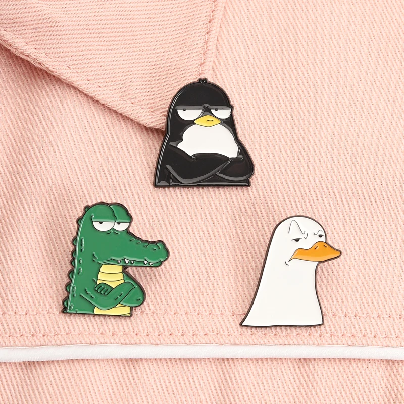 Kreuz bewaffnete freche Krokodil-Emaille-Anstecknadeln, mürrisches Gesicht, Gänsehaltung, Pinguin-Broschen, Anstecknadel, Schmuck, Geschenke für Freunde ﻿