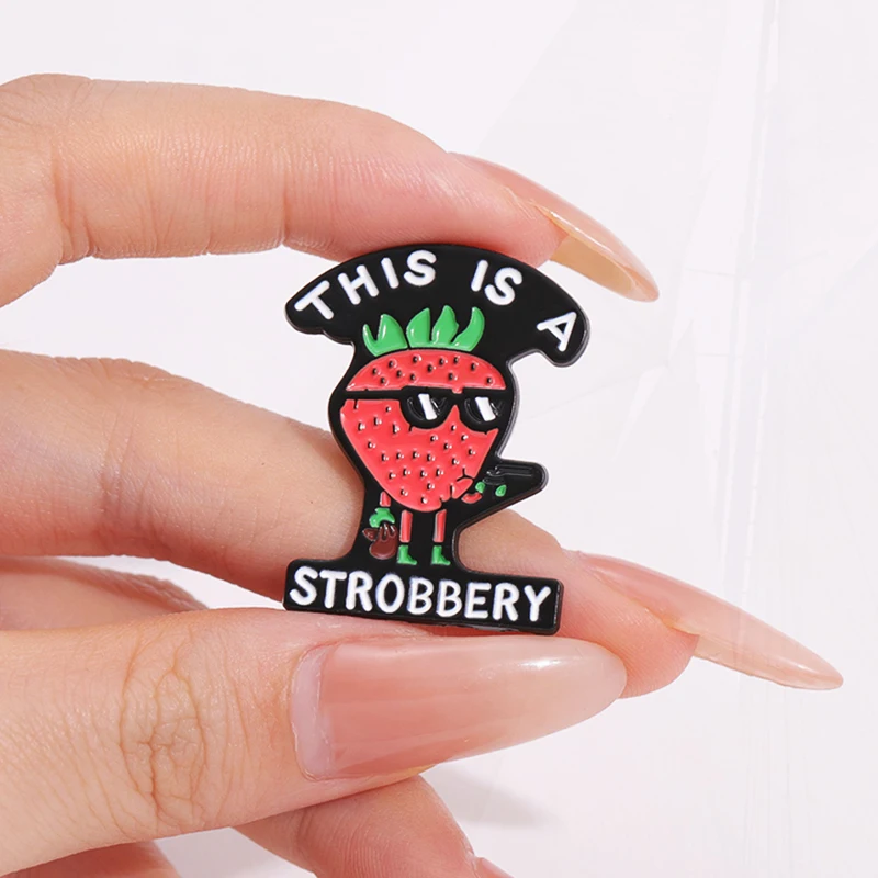 Lapel Badges Custom, Punk Engraçado Jóias Presente para Amigos, Cool Strawberry Killer Esmalte Broche