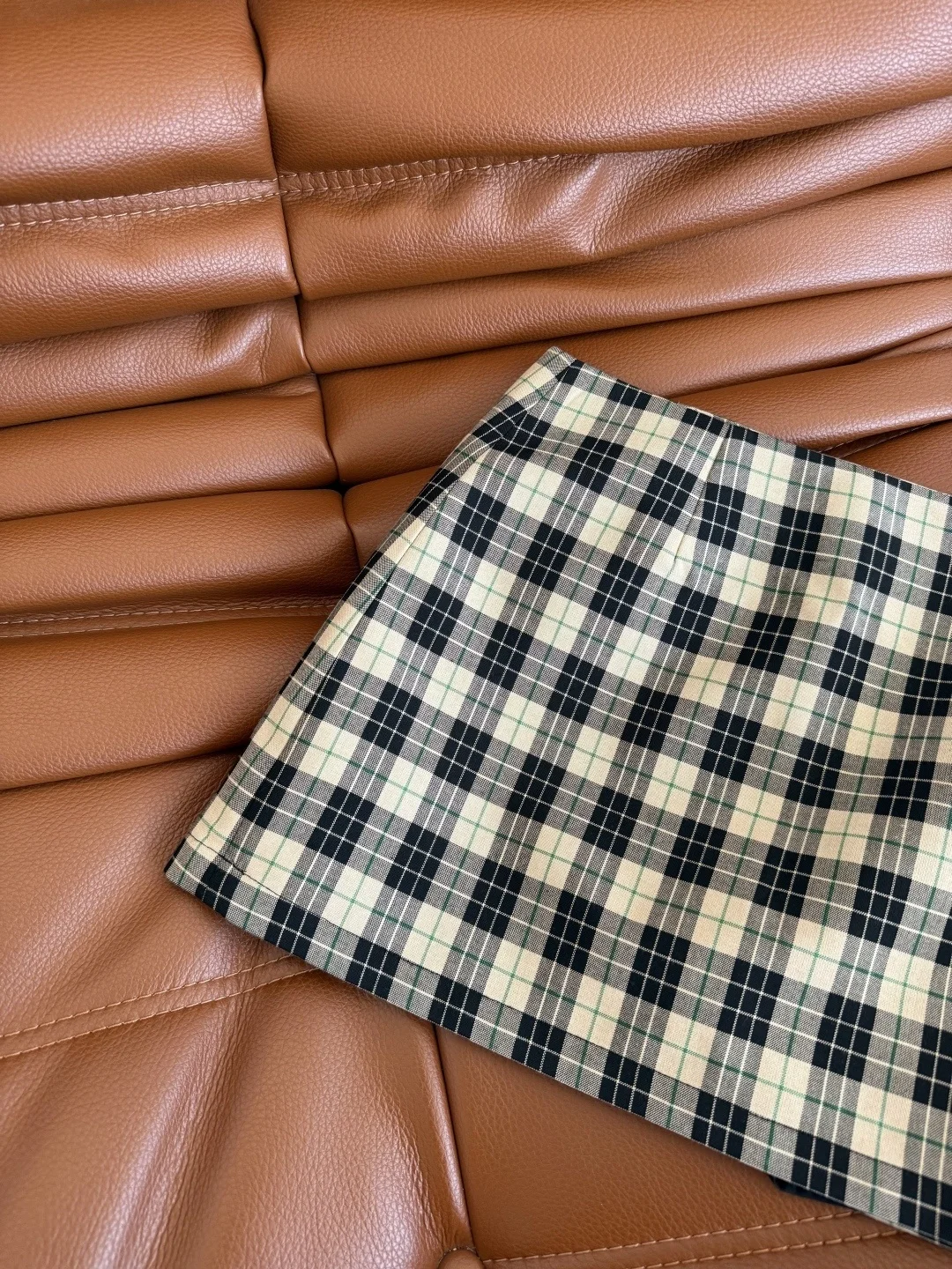 High quality new plaid high waisted A-line half skirt, versatile, anti glare, hip hugging half skirt