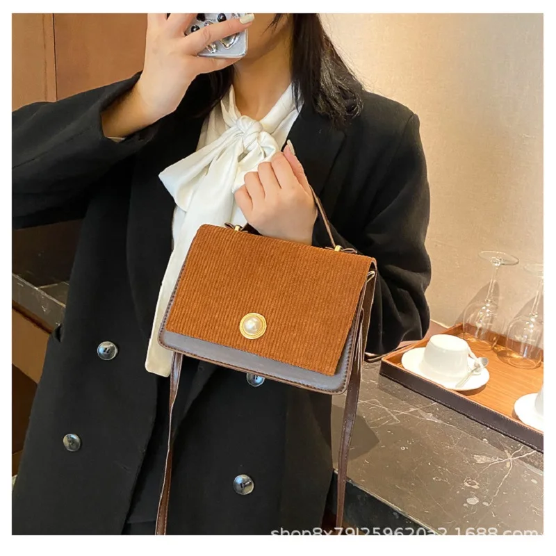 2022 Female bag simple personality hand bill of lading shoulder bag girl sen retro Hong Kong style cross-body bag tide