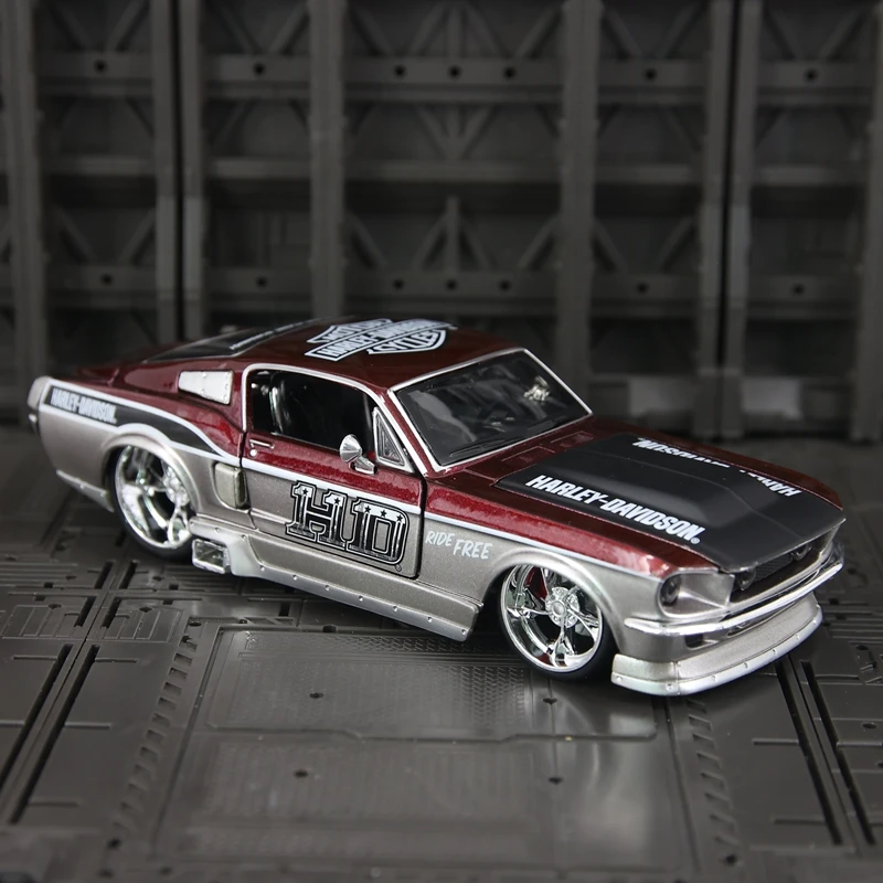 

Модель автомобиля Maisto 1:24, имитация Ford Mustang GT 1967 года, из сплава, с открывающимися дверями, капотом и багажником, суперкар.