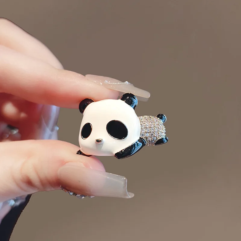 Carino strass Panda spille per le donne bella smalto sdraiato Panda animale spilla per abbigliamento Packpack spille gioielli regalo per bambini