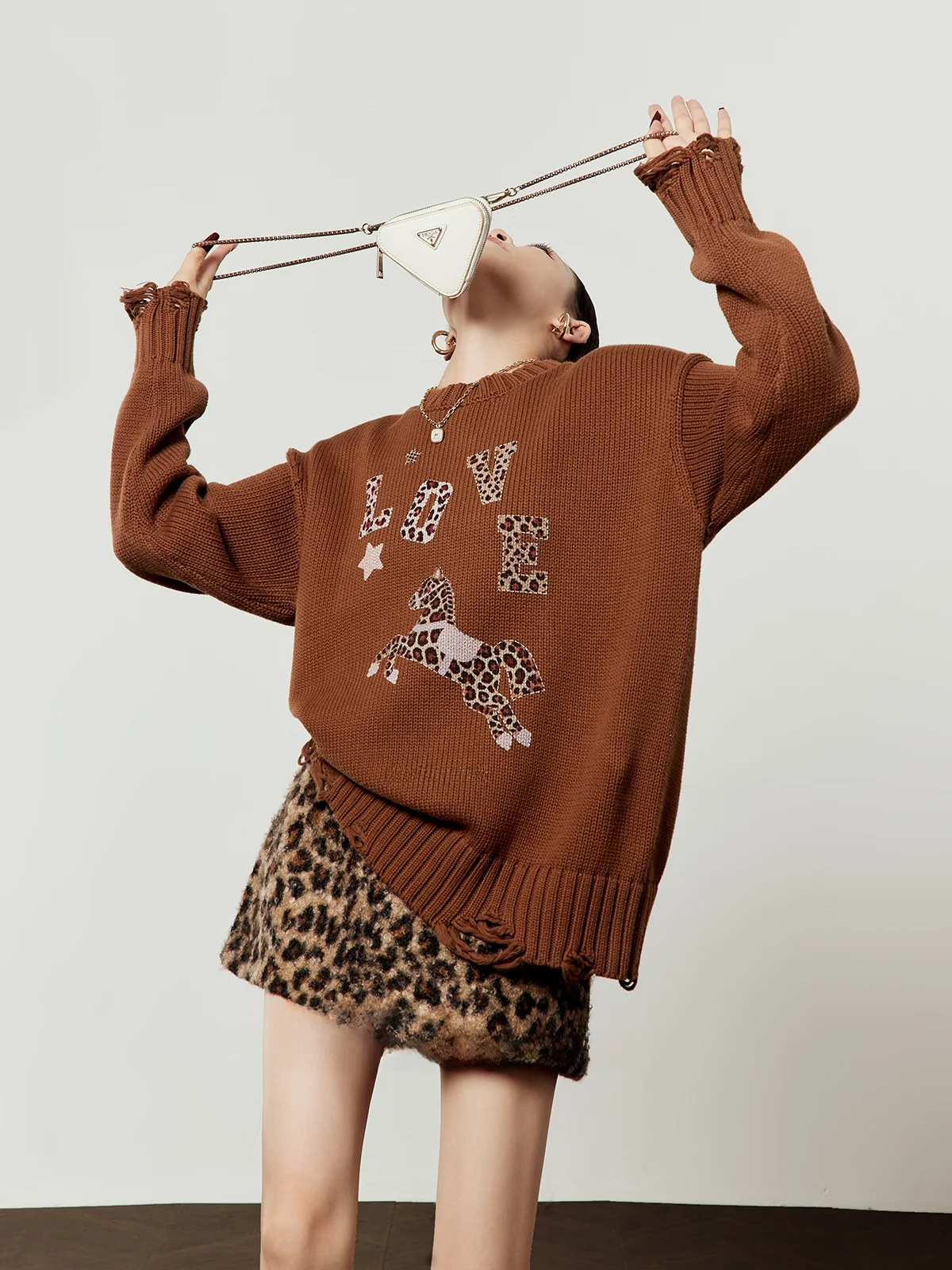 

Женский свободный свитер цвета кофе с принтом, круглым вырезом, винтажный, вязаный, с длинными рукавами, утепленный, весенняя новинка
