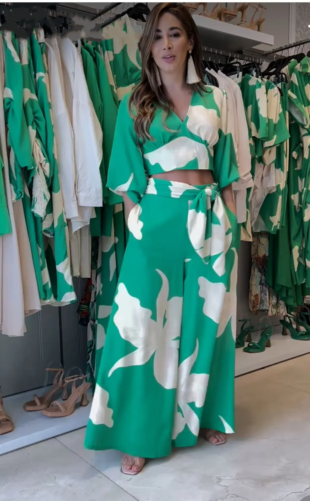 

Женский повседневный топ с цветочным принтом и широкие брюки, комплект из двух предметов, удобный комплект из полиэстера Faion для детей 25–35 лет